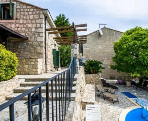 Belle villa dalmate en pierre avec piscine et vue sur la mer dans la région de Klek - pic 13