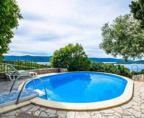 Belle villa dalmate en pierre avec piscine et vue sur la mer dans la région de Klek 