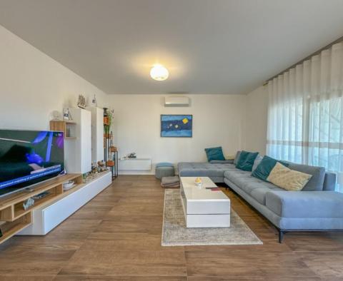 Penthouse + Apartment in einem Neubau in Meeresnähe mit Aussicht, Garagen-Paketverkauf in Dramalj - foto 18