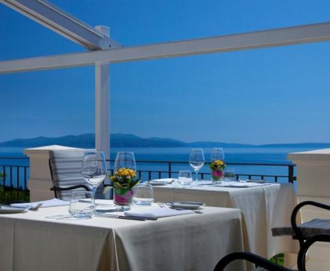 Hôtel 3*** étoiles avec panorama exceptionnel sur la mer dans la région de Trogir, à seulement 80 mètres de la mer 