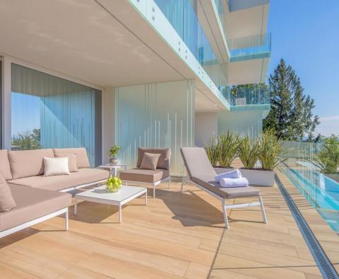 Nový luxusní apartmán v centru Opatije, 150 metrů od moře, rezidence s bazénem 