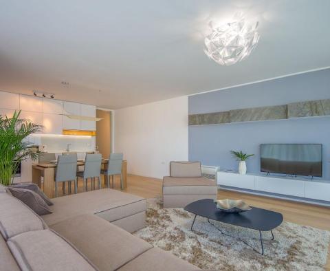 Új luxuslakás Opatija központjában, 150 méterre a tengertől, rezidencia medencével - pic 3