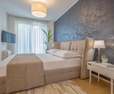 Nový luxusní apartmán v centru Opatije, 150 metrů od moře, rezidence s bazénem - pic 12