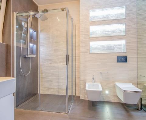 Nový luxusní apartmán v centru Opatije, 150 metrů od moře, rezidence s bazénem - pic 15