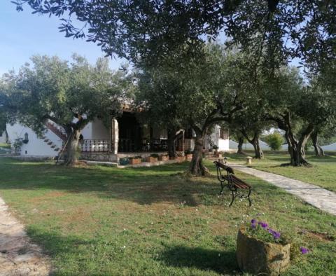 Ein einzigartiges rustikales Haus mit Blick auf die Brijuni-Inseln in Galizana zwischen Pula und Rovinj 