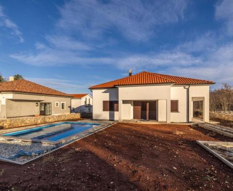 Villa confortable avec piscine dans un endroit calme entouré de verdure 