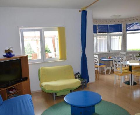 Apart-dům s bazénem na Čiovo u Trogiru na prodej, 20 metrů od pláže - pic 23