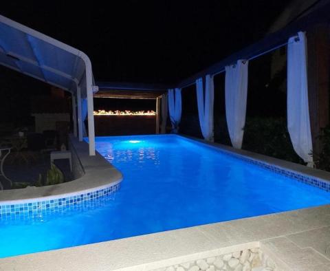 Apart-dům s bazénem na Čiovo u Trogiru na prodej, 20 metrů od pláže - pic 32