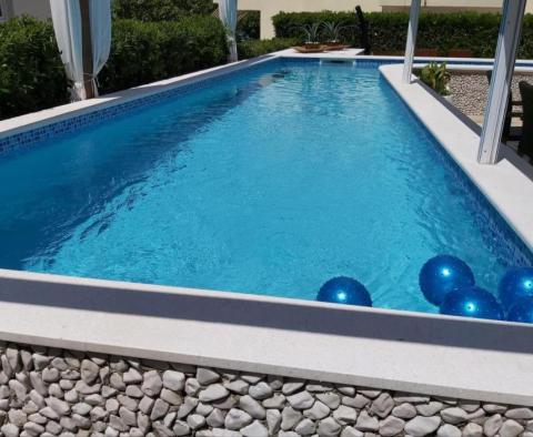 Apart-dům s bazénem na Čiovo u Trogiru na prodej, 20 metrů od pláže - pic 3