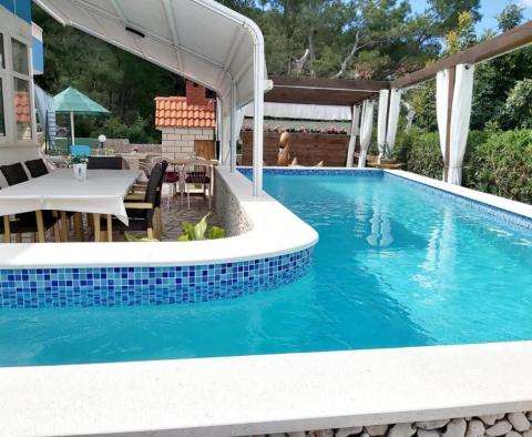 Apart-dům s bazénem na Čiovo u Trogiru na prodej, 20 metrů od pláže - pic 2