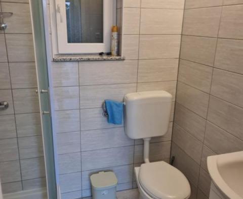 Ház 3 apartmannal 35 m-re a tengertől Lukovo Sugarjében - pic 19