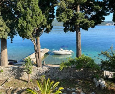 Steingrundstück in erster Meereslinie auf der Halbinsel Peljesac, mit Pier vor dem Haus 