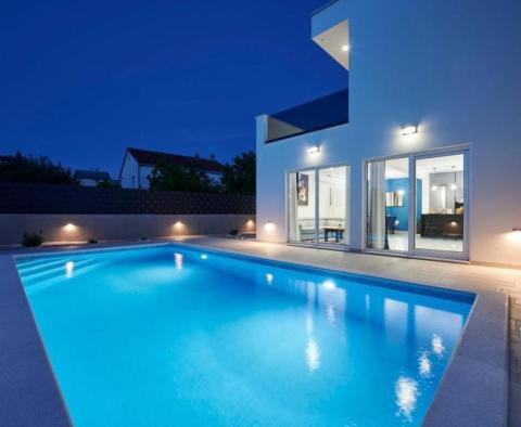 Wunderschöne neue Villa mit 4 Schlafzimmern in der Gegend von Kastela, 390 Meter vom Strand entfernt 
