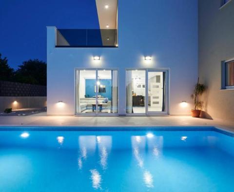 Wonderful new 4-bedroom villa in Kastela area, 390 meters from the beach - pic 2