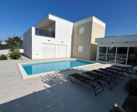 Wunderschöne neue Villa mit 4 Schlafzimmern in der Gegend von Kastela, 390 Meter vom Strand entfernt - foto 3