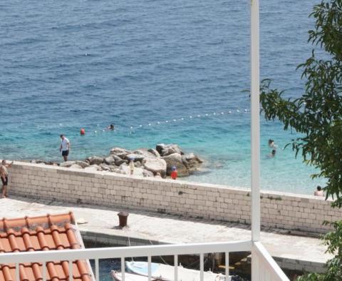 Erstaunliches touristisches Anwesen mit 6 Apartments an der Riviera von Omis, 30 Meter vom Meer entfernt - foto 2