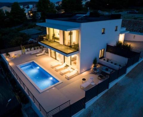 Schöne neue Villa auf der Halbinsel Ciovo, nur 100 Meter vom Meer entfernt - foto 9