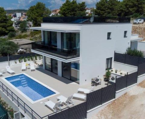 Schöne neue Villa auf der Halbinsel Ciovo, nur 100 Meter vom Meer entfernt - foto 7