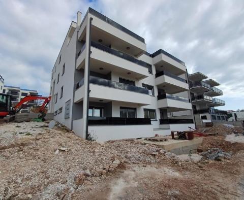 Mieszkanie w nowoczesnej nowej rezydencji na Ciovo, 300 metrów od morza - pic 5