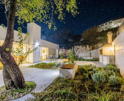 Wunderschöne Villa auf Brac, originelle moderne Architektur - foto 33