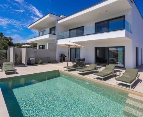 Außergewöhnliche moderne Maisonette-Villa mit Pool auf der Insel Pag (Halbinsel) 