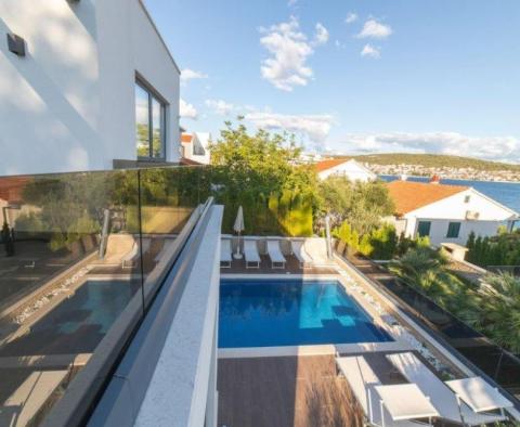 Une villa moderne avec piscines intérieure et extérieure sur la péninsule de Ciovo - pic 3