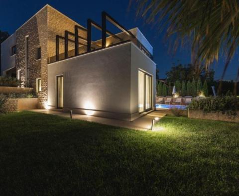 Une villa moderne avec piscines intérieure et extérieure sur la péninsule de Ciovo - pic 29