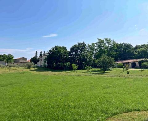 Grand domaine à vendre dans la région de Porec, 8810 m². de terre 