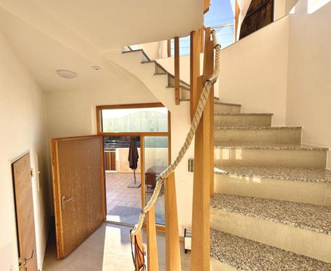 Außergewöhnliche neue Villa 100 Meter vom Meer entfernt in Novi Vinodolski! - foto 28