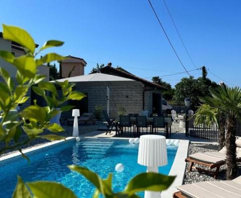 Une belle villa à Icici, Poljane avec piscine et vue sur la mer dans une zone isolée - pic 4