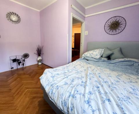 Levný apartmán se 2 ložnicemi v oblasti Volosko, Opatija, s výhledem na moře, 200 metrů od moře - pic 7