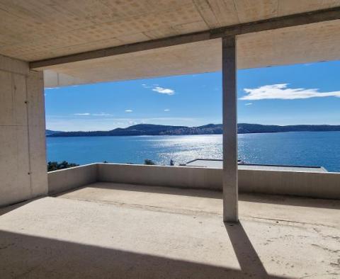 Schöne neue moderne Villa in der Gegend von Trogir, 100 Meter vom Meer entfernt - foto 2