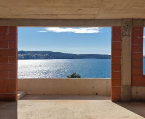 Nový luxusní penthouse v Seget Donji s úžasným výhledem na otevřené moře, pouze 100 m od moře - pic 14