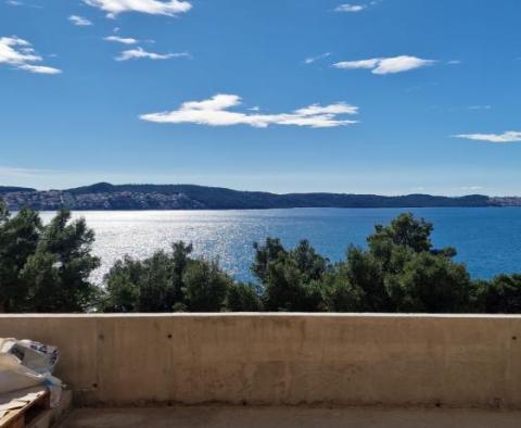 Nový luxusní penthouse v Seget Donji s úžasným výhledem na otevřené moře, pouze 100 m od moře 