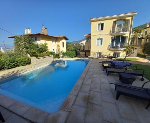 Krásná vila s bazénem v centru Lovranu, 300 metrů od moře - pic 4