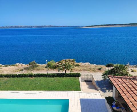 Three- bedroom apartment in a new building on Pag peninsula in Povljana, 1st row to the sea 