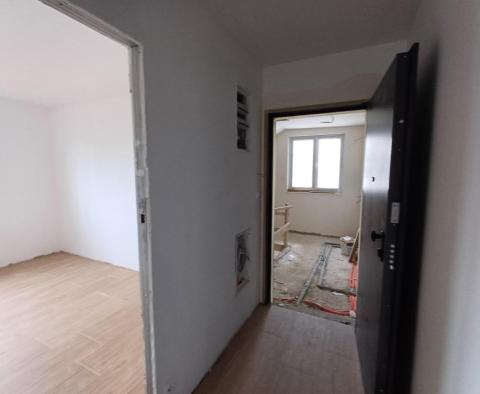 Tágas apartmanok egy új luxus komplexumban Seget Donjiban, 200 m-re a tengertől - pic 17