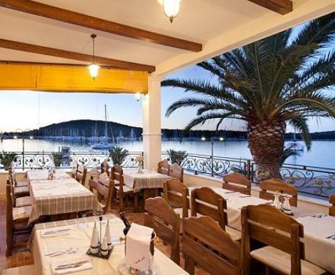 Замечательный ресторан в Рогознице прямо у моря. 
