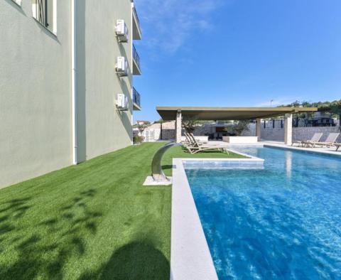 Új apartmanok Sevidben, exkluzív rezidenciában medencével a tenger mellett, 100 méterre a strandtól - pic 3