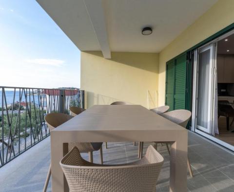 Új apartmanok Sevidben, exkluzív rezidenciában medencével a tenger mellett, 100 méterre a strandtól - pic 16