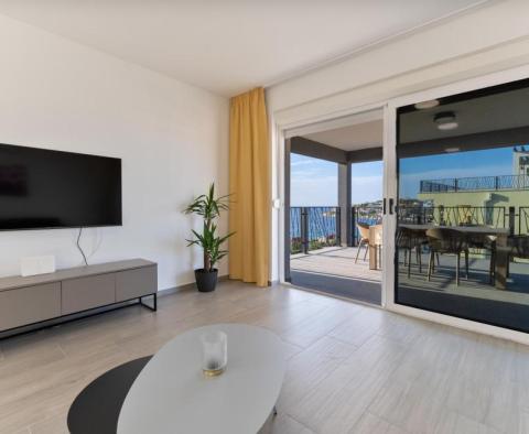 Új apartmanok Sevidben, exkluzív rezidenciában medencével a tenger mellett, 100 méterre a strandtól - pic 36