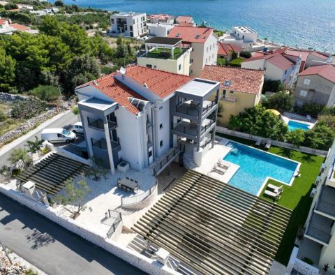 Új apartmanok Sevidben, exkluzív rezidenciában medencével a tenger mellett, 100 méterre a strandtól - pic 4
