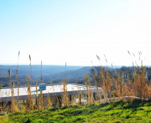 Städtisches Grundstück in der Gegend von Buje mit Projekt für eine Luxusvilla mit Meerblick 