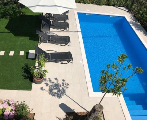 Замечательный гостевой дом с бассейном на Чиово, всего в 100 метрах от моря. 