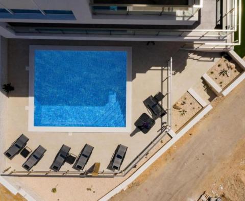 Luxusní vila s bazénem 40 m od moře v oblasti Ražanj nedaleko Rogoznice, s bójí nabízenou k prodeji! - pic 10