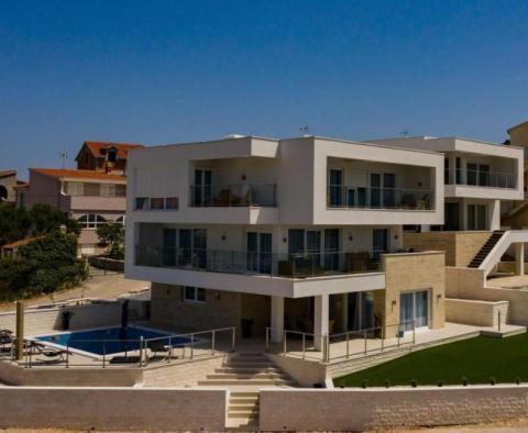 Luxus villa úszómedencével 40 m-re a tengertől Razanj környékén, Rogoznica közelében, bójával eladó! - pic 14