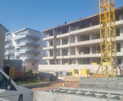 Neuer außergewöhnlicher Apartmentkomplex in der Gegend von Trogir – niedrige Preise! - foto 3