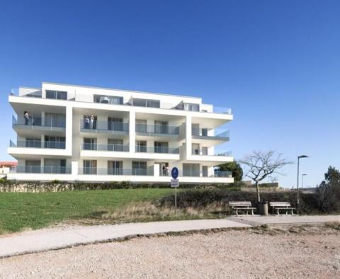 Wunderschöne neue 3-Zimmer-Wohnung in der 1. Reihe in Povljana, Halbinsel Pag - foto 3