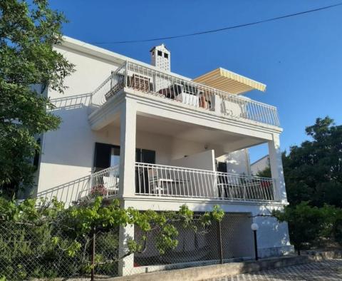 House with 4 apartments and sea view 150 m from the sea in Mandre, Pag 