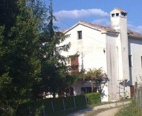 Fantastická nemovitost v Novaki Pazinski, Cerovlje, na 8,4 hektarech půdy - pic 3